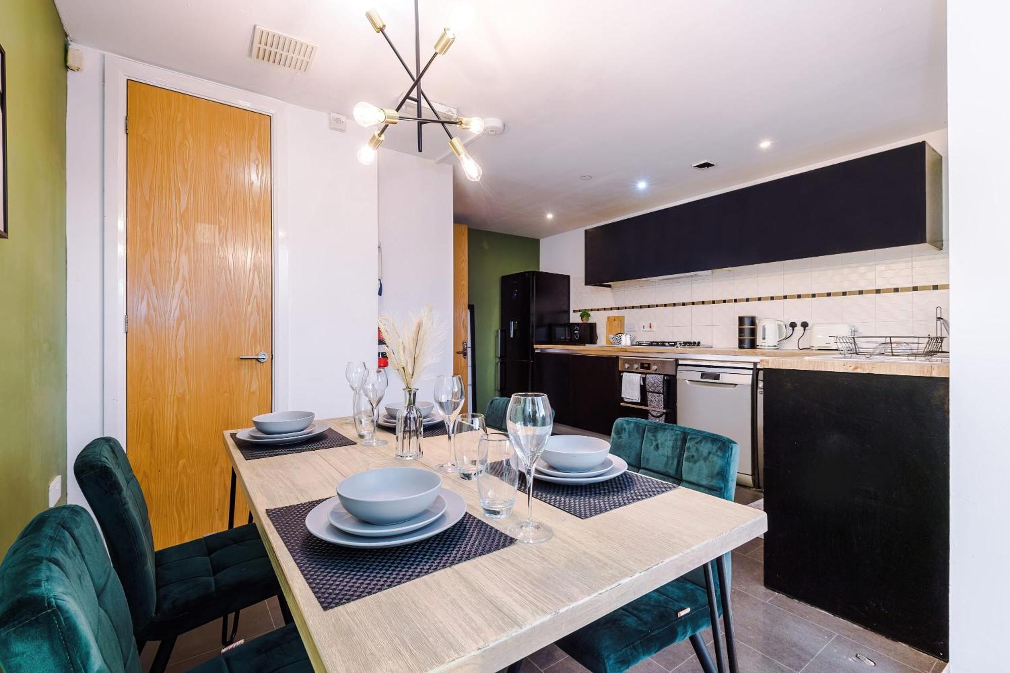 Вилла Rest&Recharge At A Spacious Townhouse By The Etihad Манчестер Экстерьер фото