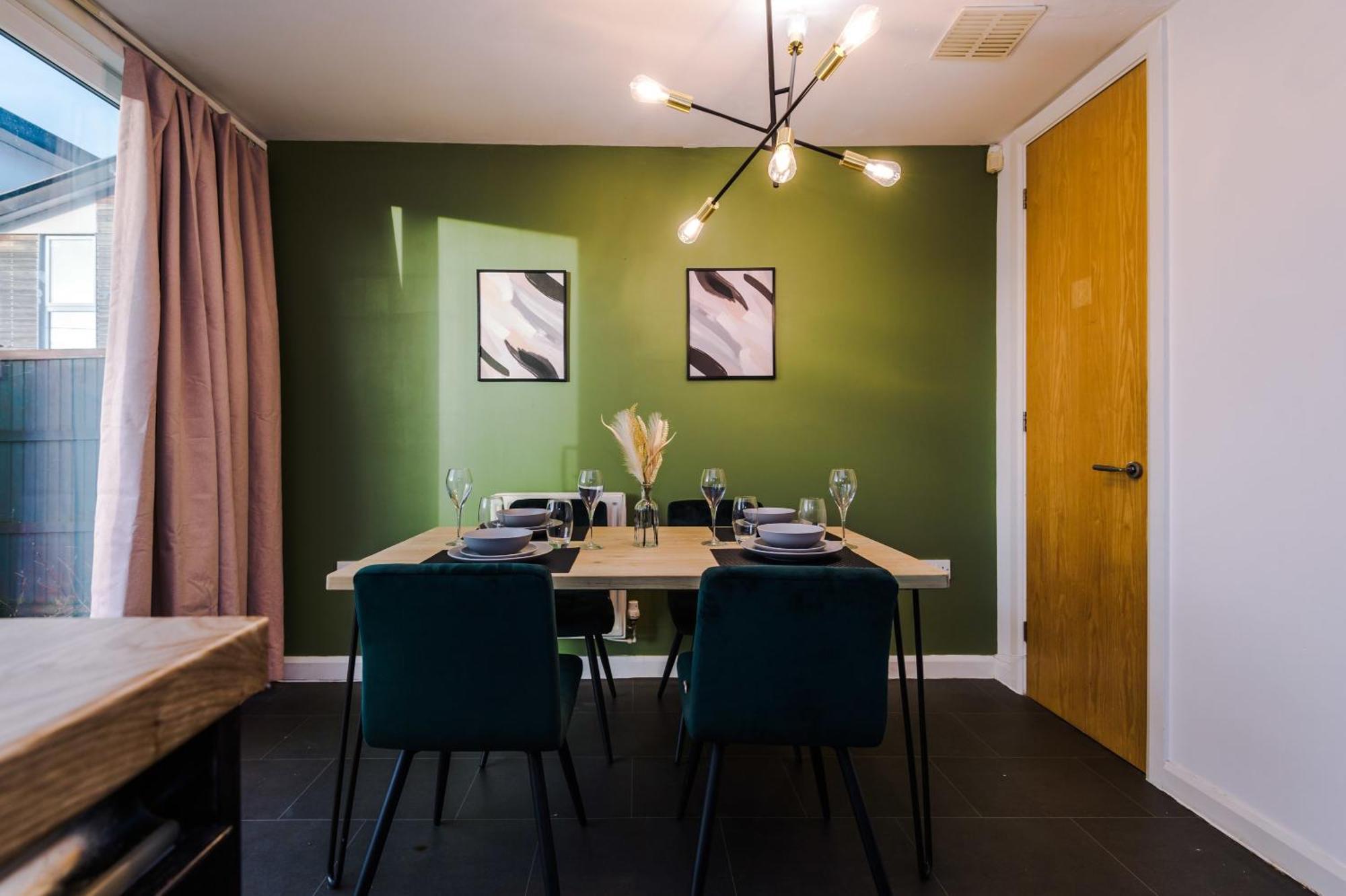 Вилла Rest&Recharge At A Spacious Townhouse By The Etihad Манчестер Экстерьер фото