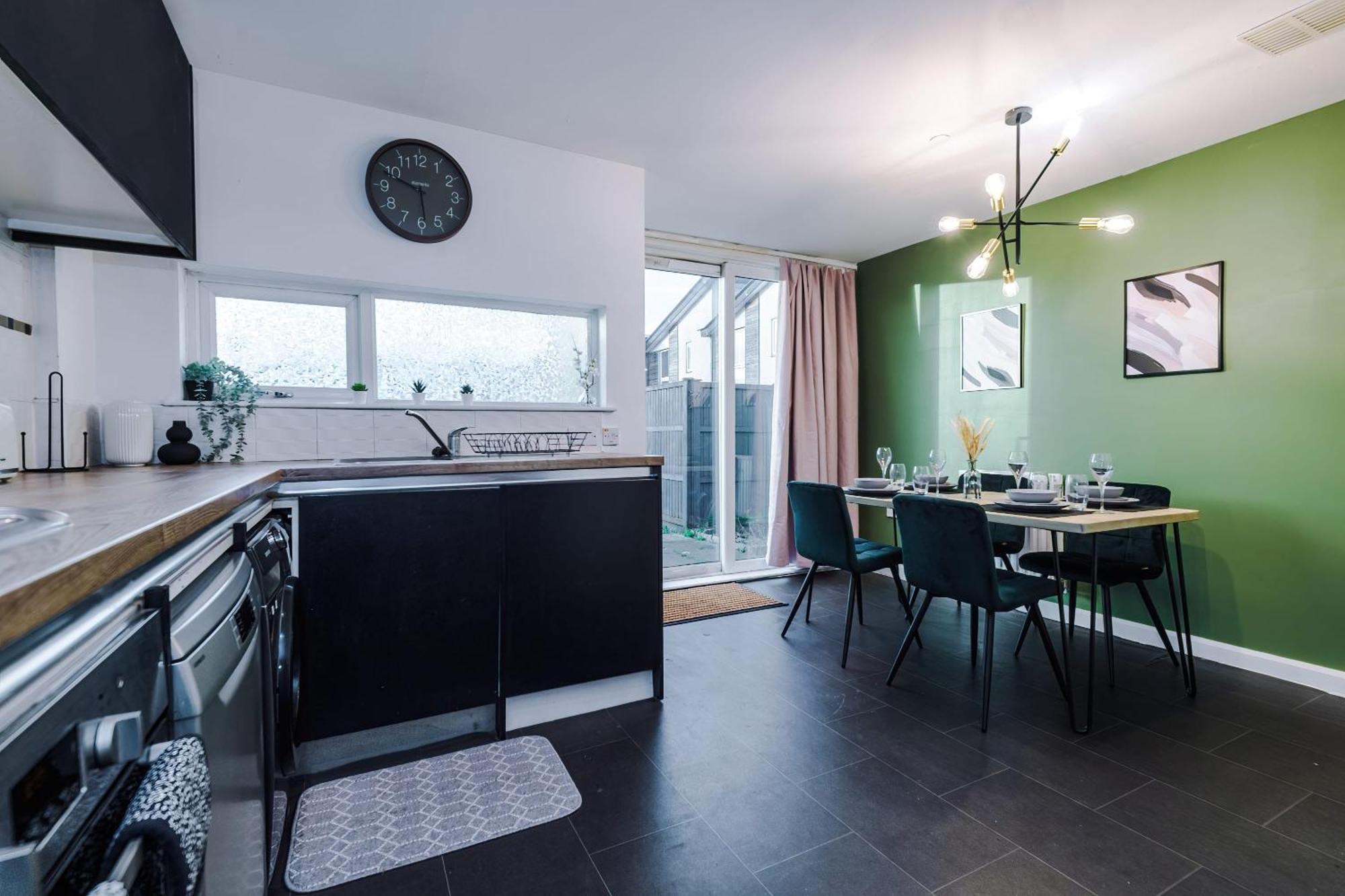 Вилла Rest&Recharge At A Spacious Townhouse By The Etihad Манчестер Экстерьер фото