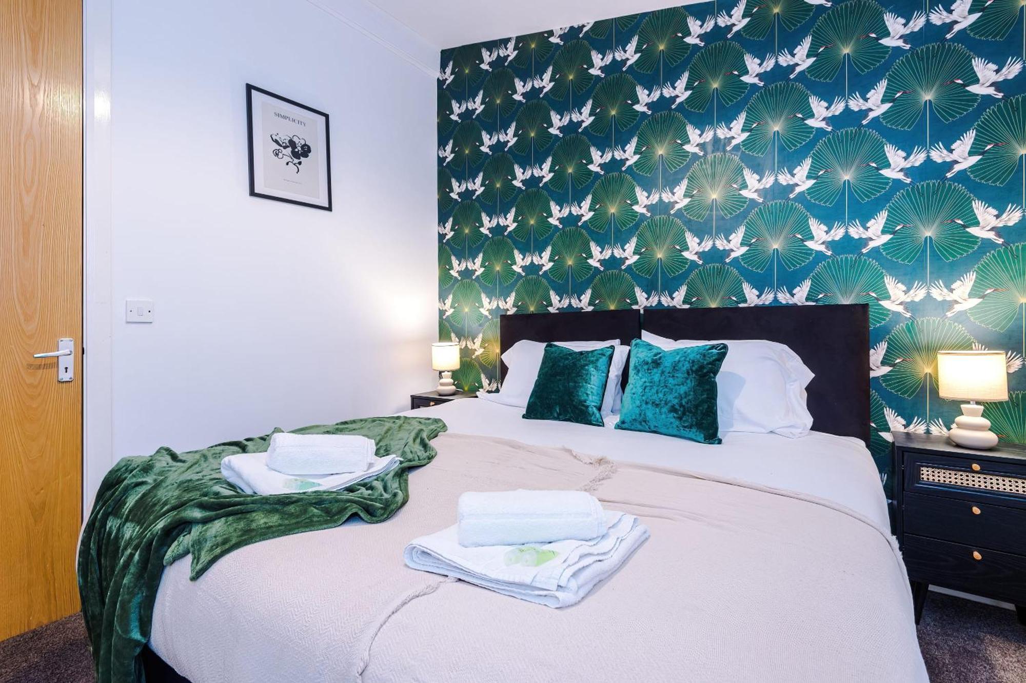 Вилла Rest&Recharge At A Spacious Townhouse By The Etihad Манчестер Экстерьер фото